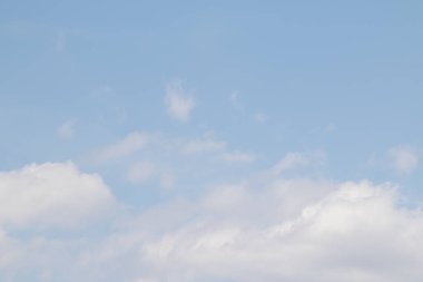 Beyaz bulutlarla mavi gökyüzü. Yaz günü açık. Mükemmel masaüstü duvar kağıdı.