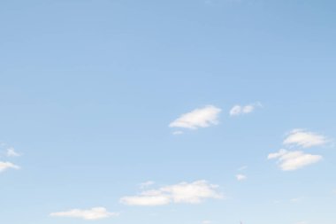 Beyaz bulutlarla mavi gökyüzü. Yaz günü açık. Mükemmel masaüstü duvar kağıdı.