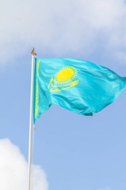 Kazakistan Cumhuriyeti bayrağı mavi gökyüzüne karşı, Rüzgar.