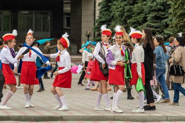 Petropavlovsk, Kazakistan-1 Haziran 2019: Uluslararası Çocuk günü. Şehir sokaklarında okul öğrencileri geçit töreni. Ulusal tatil kıyafetlerinin içinde çocuklar ve ebeveynler. Dans tatil şarkıları.