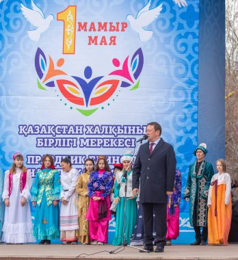 Petropavlovsk, Kazakistan-1 Mayıs 2019: Kazakistan halklarının Ulusal kostümleri şarkıları ve dansları. 1 Mayıs Kazakistan Insanlar Birliği günü.