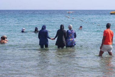 Şarm El-Şeyh, Mısır-11 Kasım 2017: Sharm El-Sheikh, Egypt 'te Naama Körfezi Denizi Plajı. İnsanlar yıkanmak, dinlenmek. Tekneler denizde yelken.