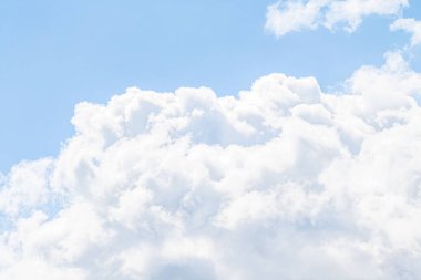 Cumulus bulutlar yoğun, parlak beyaz bulutları ile gün içinde önemli dikey gelişim ile. Mavi gökyüzünde beyaz bulutlar.