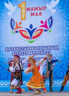 Petropavlovsk, Kazakistan-1 Mayıs 2019: Kazakistan halklarının Ulusal kostümleri şarkıları ve dansları. 1 Mayıs Kazakistan Insanlar Birliği günü.