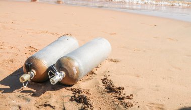 Şarm El Şeyh, Mısır - 21 Kasım 2017: Mısır'ın Şarm el-Şeyh'teki Naama Körfezi'ndeki kumda dalış için iki oksijen silindiri.