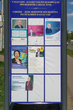 Petropavlovsk, Kazakistan - 24 Mayıs 2019: 9 Temmuz 2019'da Kazakistan'da cumhurbaşkanlığı seçimleri. Cumhurbaşkanlığı seçim programı için adayların posterleri. Duvar şehrin sokağında duruyor..