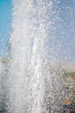 Mavi gökyüzüne karşı Su Çeşmesi sprey. Su sıçramaları odak dışında.