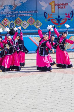 Petropavlovsk, Kazakistan-1 Mayıs 2019: Kazakistan halklarının Ulusal kostümleri şarkıları ve dansları. 1 Mayıs Kazakistan Insanlar Birliği günü.