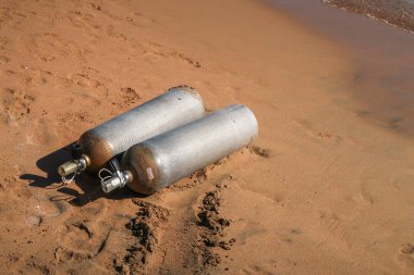 Şarm El Şeyh, Mısır - 21 Kasım 2017: Mısır'ın Şarm el-Şeyh'teki Naama Körfezi'ndeki kumda dalış için iki oksijen silindiri.