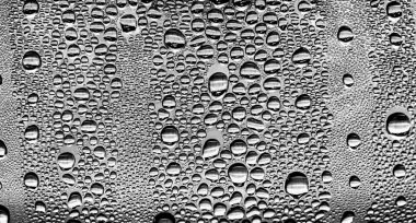 Cam üzerinde yağmur damlaları, siyah-beyaz arka plan, moda cam doku.