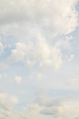 Beyaz bulutlarla mavi gökyüzü. Açık gün gökyüzü arka plan.