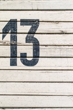 Ahşap çit arka plan üzerinde siyah sayılar.