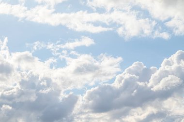 Mavi gökyüzünde beyaz bulutlar, gündüz. Duvar Kağıdı.