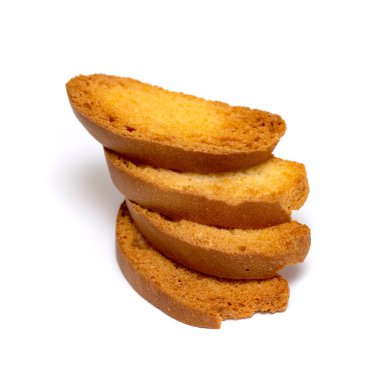 Beyaz bir arka planda kavrulmuş croutons, çavdar kraker.