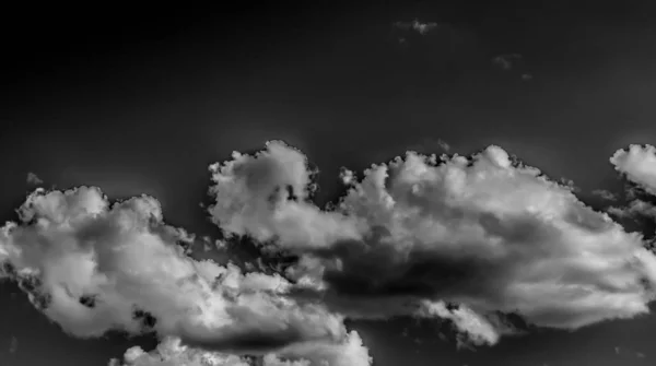 Nubes Blancas Cielo Oscuro Monocromo — Foto de Stock