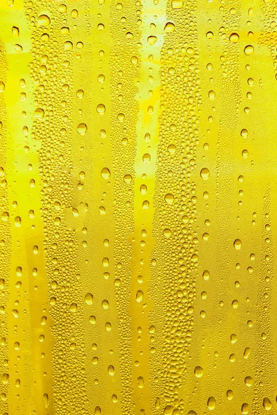 Wassertropfen Auf Dem Glas Gelber Hintergrund Bier Nebliger Hintergrund — Stockfoto