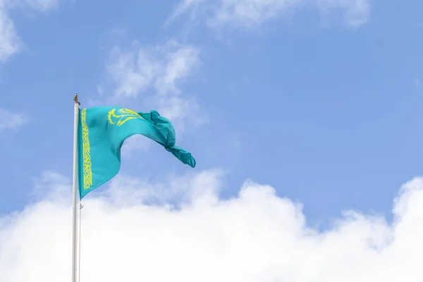 Bandeira República Cazaquistão Contra Céu Azul Vento — Fotografia de Stock