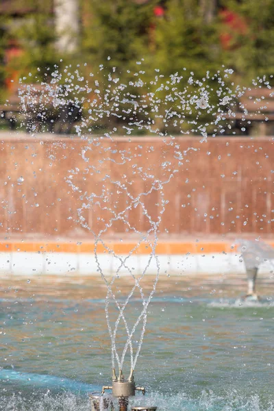 Wasser Spritzt Aus Einem Metallkreisbrunnen — Stockfoto