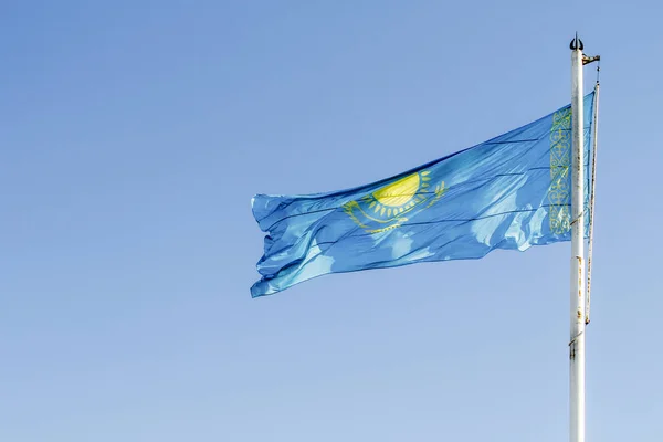 Bandeira Cazaquistão Contra Céu Azul — Fotografia de Stock