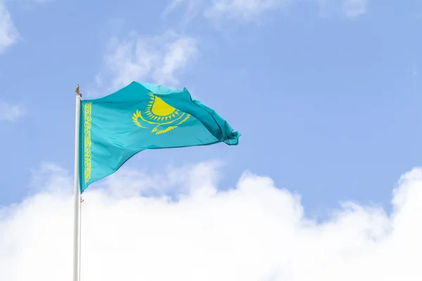 Bandeira República Cazaquistão Contra Céu Azul Vento — Fotografia de Stock