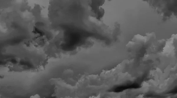 Nuvole Bianche Cielo Scuro Monocromatico — Foto Stock