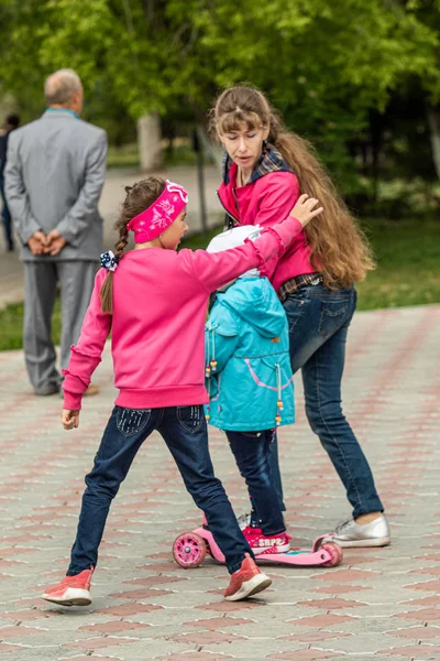 Petropavlovsk, Kazakistan-1 Haziran 2019: Uluslararası Çocuk günü. Şehir sokaklarında okul öğrencileri geçit töreni. Ulusal tatil kıyafetlerinin içinde çocuklar ve ebeveynler. Dans tatil şarkıları.