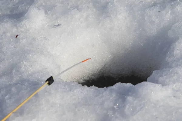 Caña Pescar Invierno Nieve Cerca Del Agujero Hielo — Foto de Stock