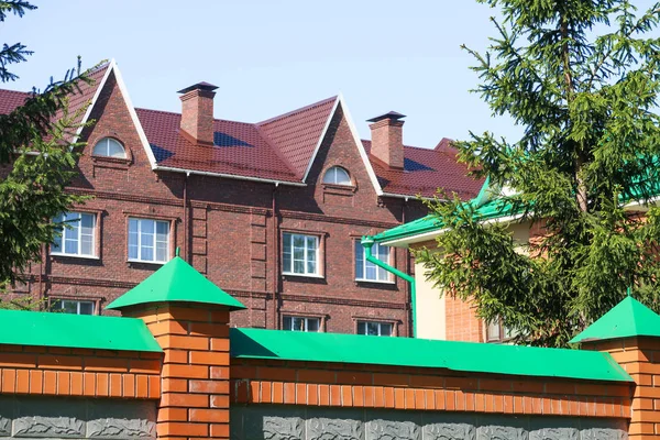 Multi Verdiepingen Rode Baksteen Residentiële Gebouw Tegen Blauwe Hemel Zomer — Stockfoto