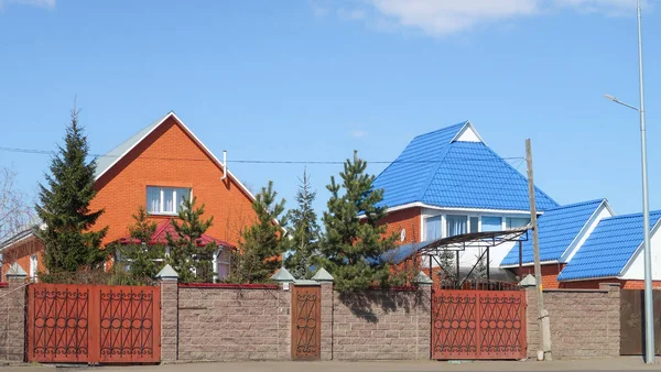 Pietropawłowsk Kazachstan Maja 2019 Dom Ogrodzeniem Błękitne Niebo Krajobraz Wiosenny — Zdjęcie stockowe