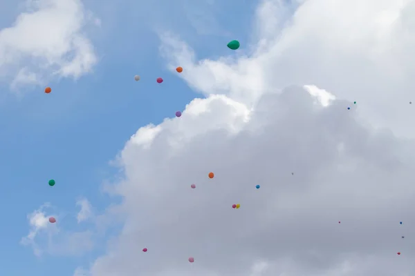 Veelkleurige Ballonnen Vliegen Tegen Blauwe Lucht Met Wolken — Stockfoto