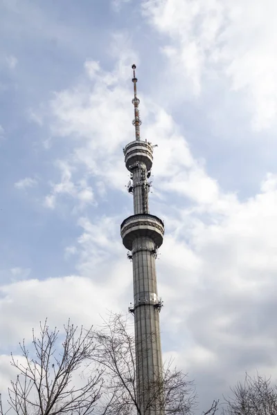 Großer Fernsehturm Gegen Den Himmel Naturfrühling — Stockfoto