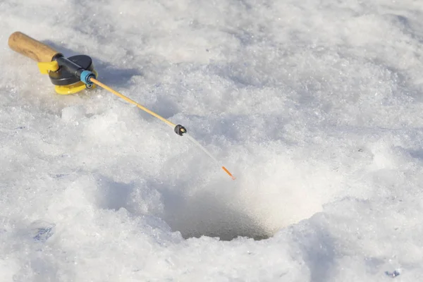 Caña Pescar Invierno Nieve Cerca Del Agujero Hielo — Foto de Stock