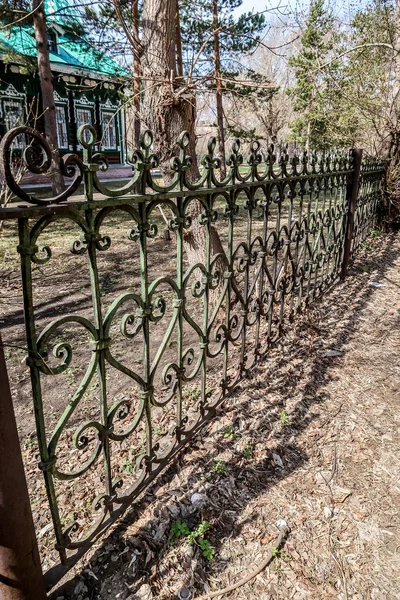 Cerca Forjada Metal Uma Vista Para Distância Natureza Verão — Fotografia de Stock