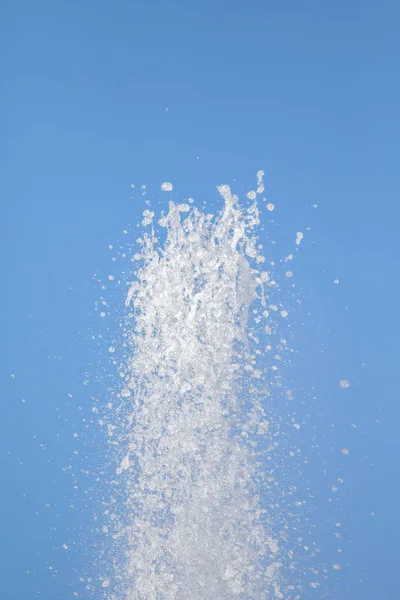 Spray Fontanny Wody Błękitne Niebo Rozprysków Wody Poza Ostrości — Zdjęcie stockowe