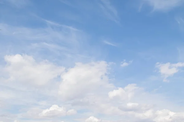 Modrá Obloha Bílými Mraky Čistý Letní Den Perfektní Tapeta Plochy — Stock fotografie