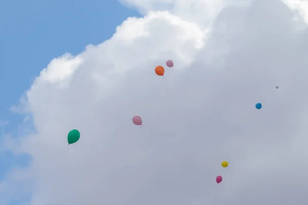 Balões Multicoloridos Voam Contra Céu Azul Com Nuvens — Fotografia de Stock