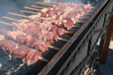 Kömüre pişmiş et şiş şiş üzerinde