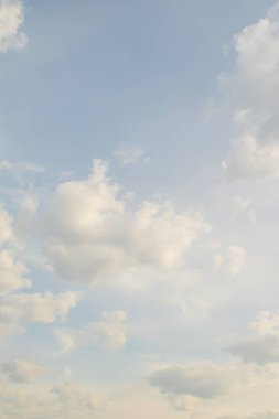 Beyaz bulutlarla mavi gökyüzü. Açık gün gökyüzü arka plan.