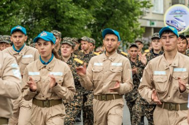 Petropavlovsk, Kazakistan-1 Haziran 2019: Uluslararası Çocuk günü. Şehir sokaklarında okul öğrencileri geçit töreni. Ulusal tatil kıyafetlerinin içinde çocuklar ve ebeveynler. Dans tatil şarkıları.