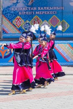 Petropavlovsk, Kazakistan-1 Mayıs 2019: Kazakistan halklarının Ulusal kostümleri şarkıları ve dansları. 1 Mayıs Kazakistan Insanlar Birliği günü.