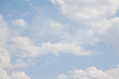 Beyaz Cumulus bulutlar ile mavi gökyüzü. Arka plan gökyüzü bulutlar.