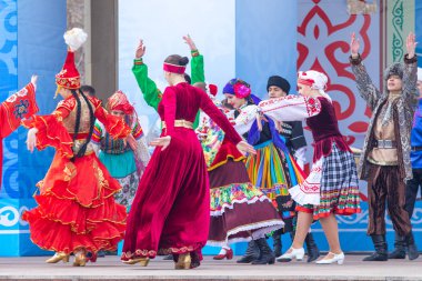 Petropavlovsk, Kazakistan-1 Mayıs 2019: Kazakistan halklarının Ulusal kostümleri şarkıları ve dansları. 1 Mayıs Kazakistan Insanlar Birliği günü.