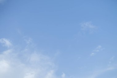 Açık bir günde bir arka plan olarak mavi gökyüzü.