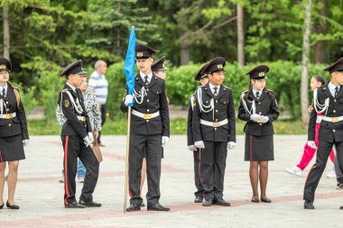 Petropavlovsk, Kazakistan-1 Haziran 2019: Uluslararası Çocuk günü. Şehir sokaklarında okul öğrencileri geçit töreni. Ulusal tatil kıyafetlerinin içinde çocuklar ve ebeveynler. Dans tatil şarkıları.