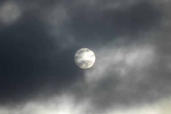 Sol Está Cubierto Nubes Oscuras Sol Desenfocado Las Nubes — Foto de Stock