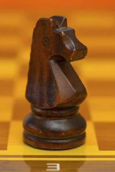 Sakkfigurák sakktáblán, fadarabok. — Stock Fotó