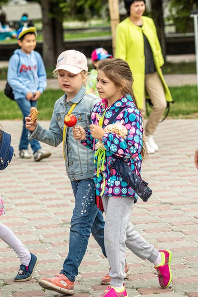 Pietropawłowsk Kazachstan Czerwca 2019 Międzynarodowy Dzień Dziecka Parada Uczniów Uczennice — Zdjęcie stockowe