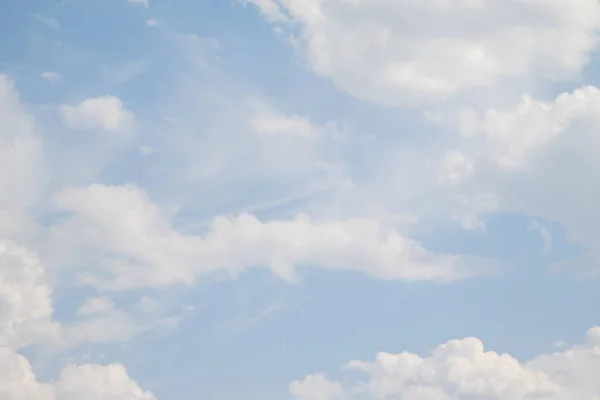 Голубое Небо Белыми Кучевыми Облаками Фоновые Облака Неба — стоковое фото