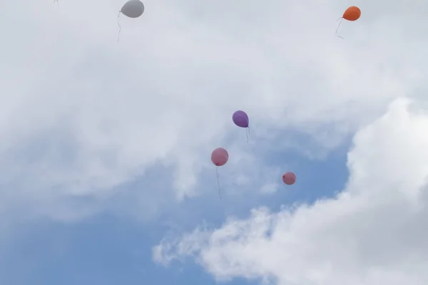 Balões Multicoloridos Voam Contra Céu Azul Com Nuvens — Fotografia de Stock