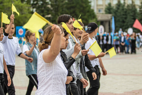 Петропавловск, Казахстан - 1 июня 2019 года: Международный день защиты детей. Парад школьников по улицам города. Дети и родители в праздничной одежде. Танцующие праздничные песни
.
